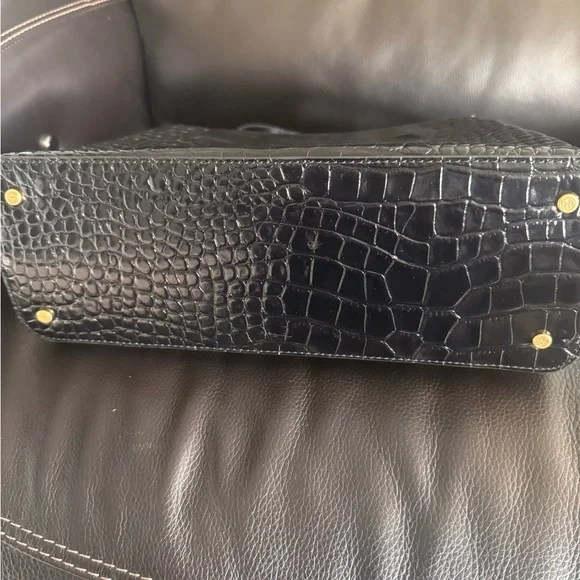 Elegant Black Crocodile-Embossed Handbag - Picture 6 of 15